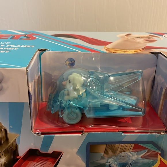 DC League of Super-Pets Daily Planet Rescue die-cast vehicle racetrack playset - Picture 4 of 5